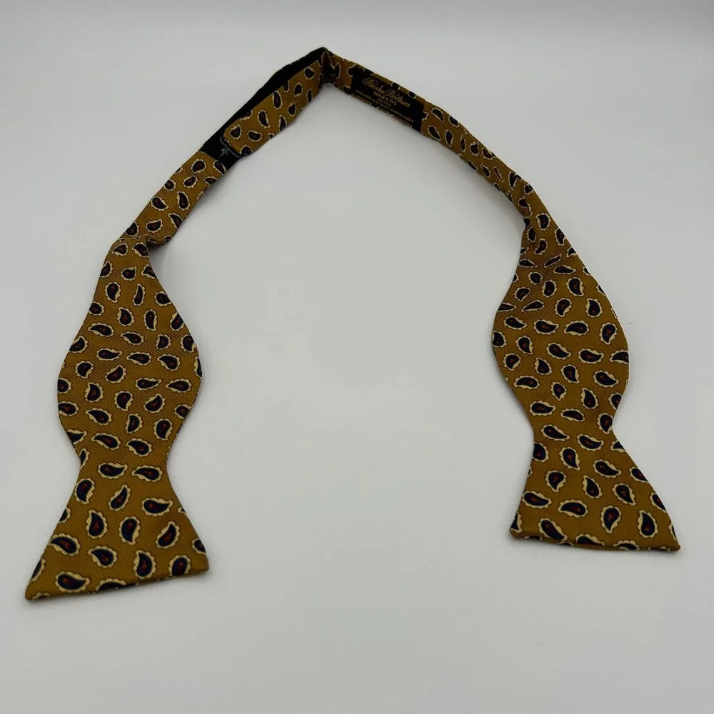 Brooks Brothers Bow Tie Makers Mens OS Gold Silk Paisley Preppy Classic